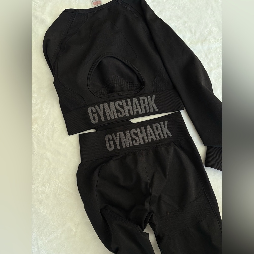 Black 
Shorts 
Long sleeve